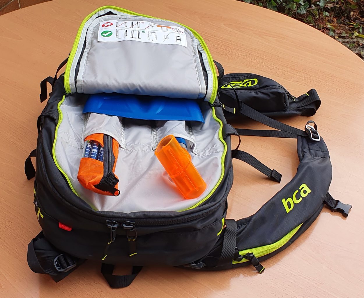 Lawinenrucksack mit Schaufel und Sonde im Frontfach