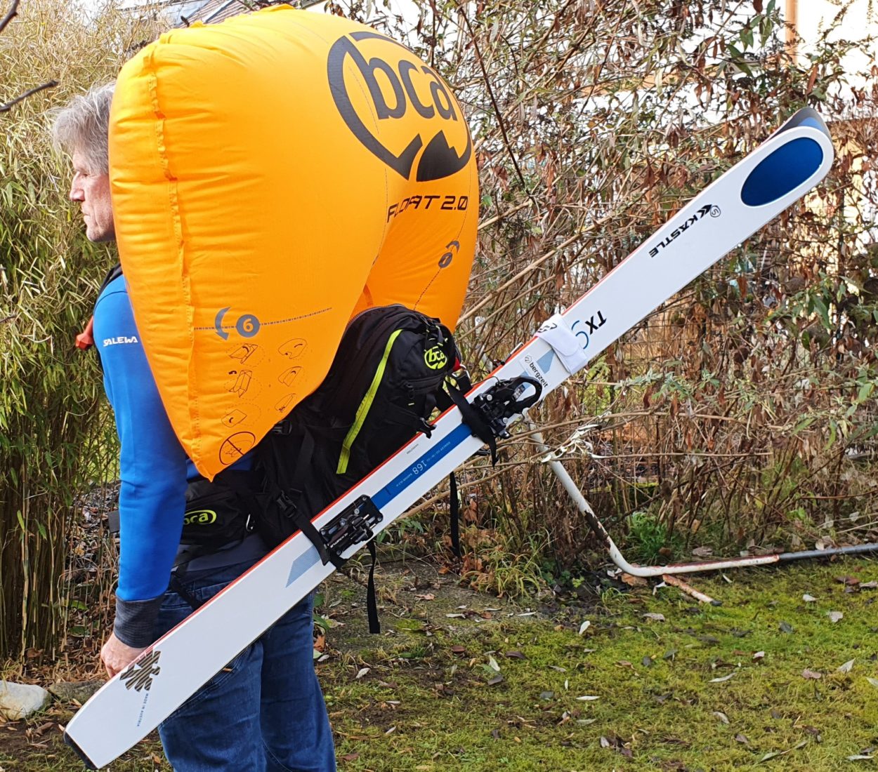 Lawinenrucksack mit Ski